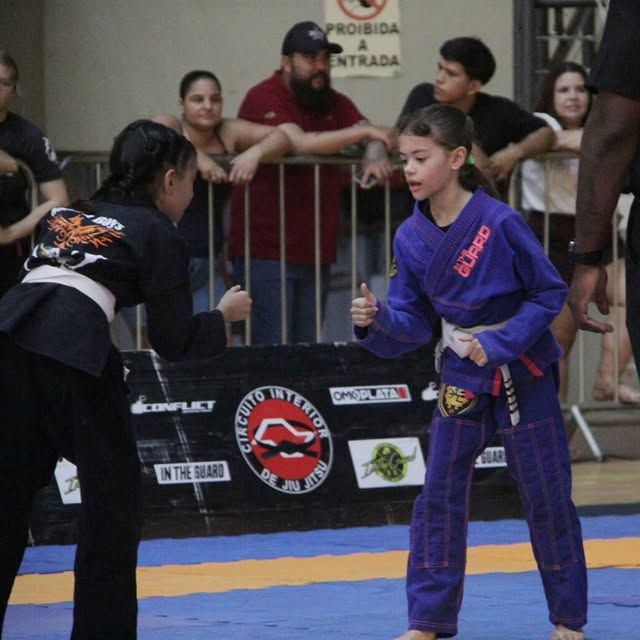 Alunas infantis em competição de Jiu-Jitsu