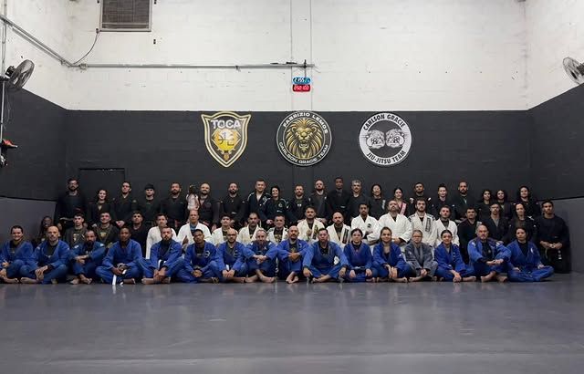 Equipe da Carlson Gracie Mirassol reunida sob os brasões