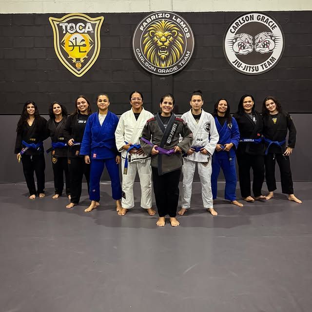 Turma feminina da Carlson Gracie Mirassol, diferentes faixas