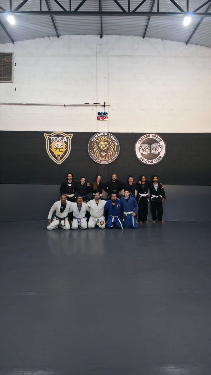 Equipe da Carlson Gracie Mirassol reunida sob os brasões