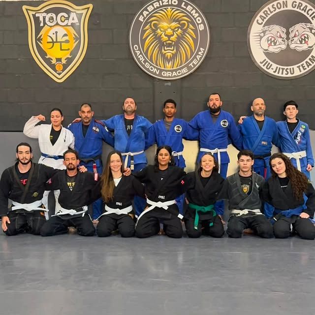 Turma mista da Carlson Gracie Mirassol, faixas azul e preta