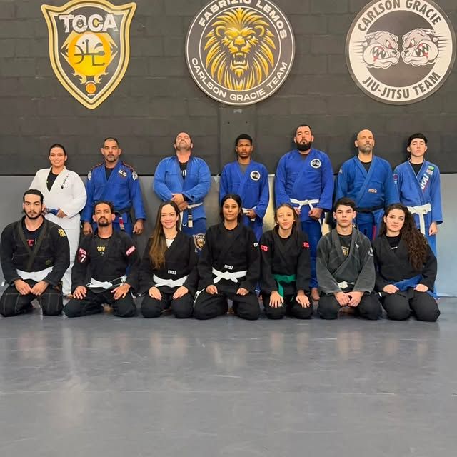 Alunos da Carlson Gracie Mirassol reunidos no tatame