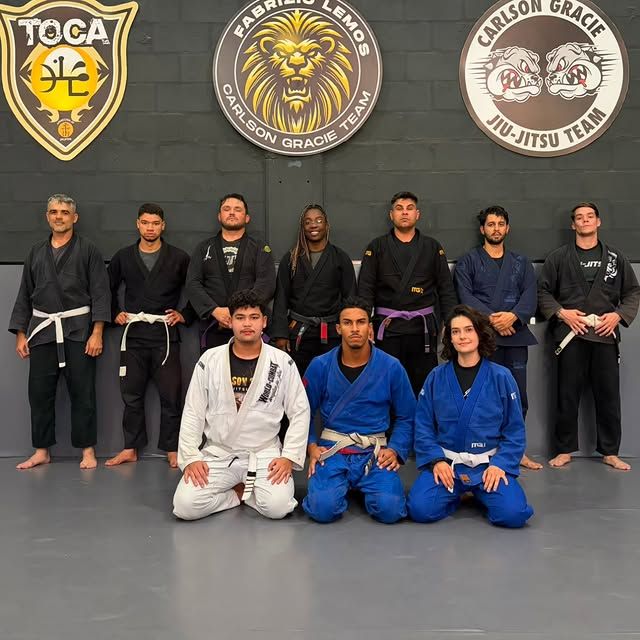 Turma da Carlson Gracie Mirassol sob os brasões da equipe