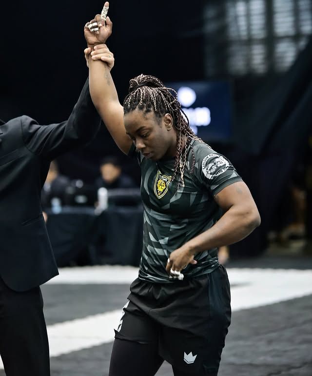 Atleta da Carlson Gracie Mirassol com a mão erguida em competição