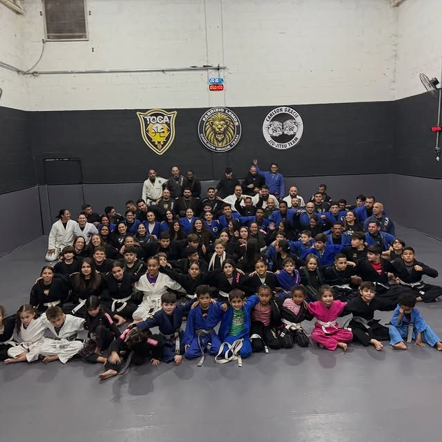 Grande roda da equipe Carlson Gracie Mirassol, adultos e crianças