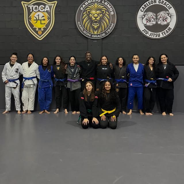Turma feminina da Carlson Gracie Mirassol reunida no tatame