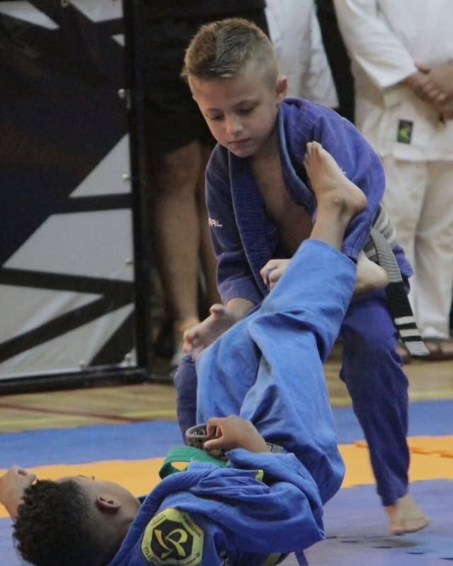Aluno infantil praticando passagem de guarda